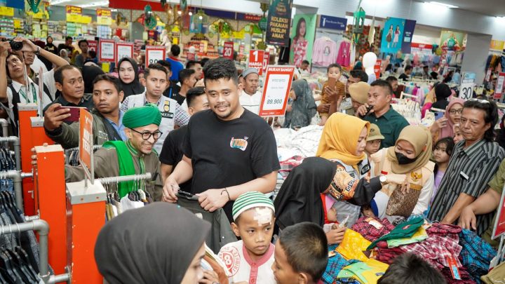 Bobby Nasution Bersama 100 Anak Yatim Dhuafa Belanja Kebutuhan Lebaran
