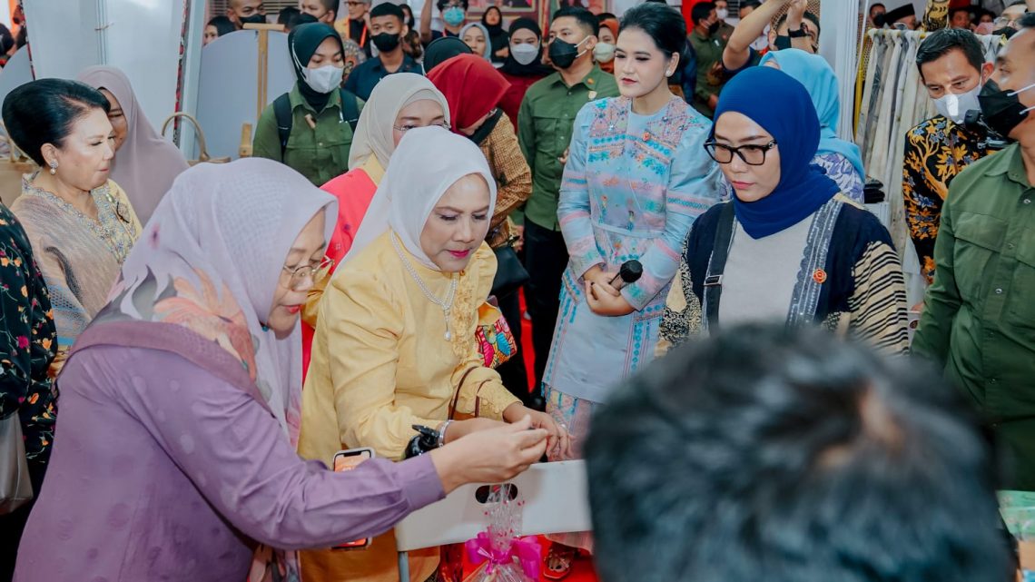 Bobby Nasution dan Ketua Dekranasda Medan Dampingi Ibu Negara Tinjau Expo Dekranas