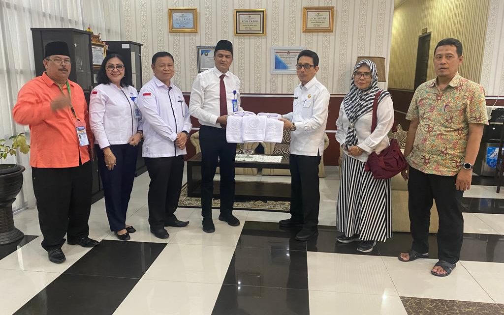 Kabir Bedi Bagikan 8.500 Handuk untuk Jamaah Haji Sumut Embarkasi Medan