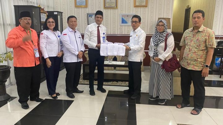 Kabir Bedi Bagikan 8.500 Handuk untuk Jamaah Haji Sumut Embarkasi Medan