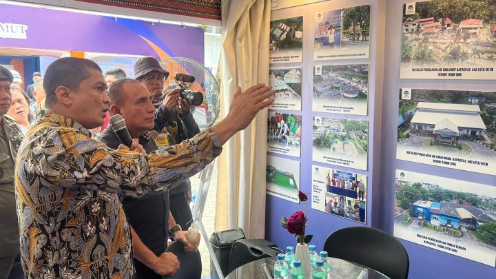 Dirut Perumda Tirtanadi Beri Penjelasan kepada Gubsu saat Berkunjung ke Stan di PRSU