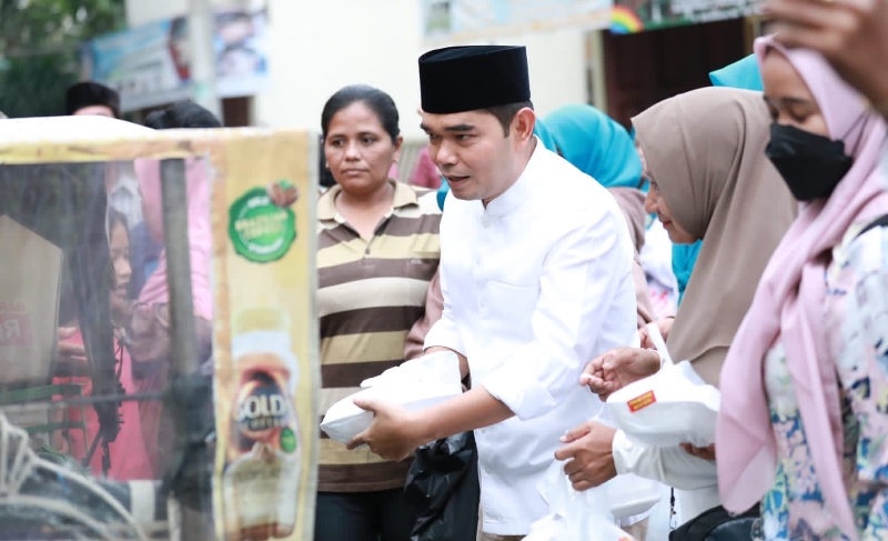 Ihwan Ritonga Bagikan 300 Paket Takjil Produk UMKM Setiap Hari Ihwan Ritonga Bagikan 300 Paket Takjil Produk UMKM Setiap Hari