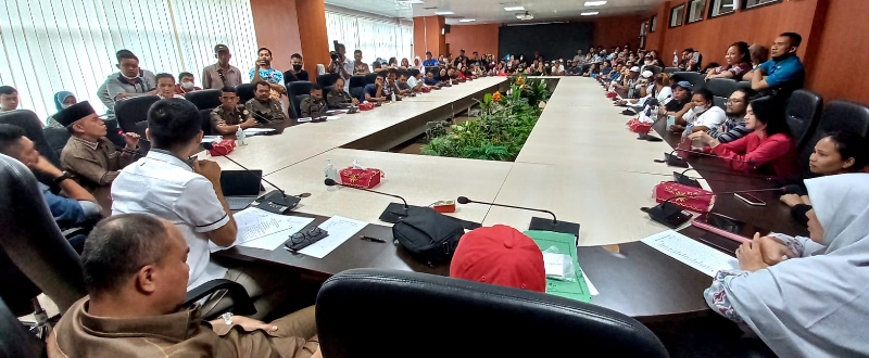 Komisi III Minta Kepolisian Hentikan Penangkapan Pakaian Bekas Import Komisi III Minta Kepolisian Hentikan Penangkapan Pakaian Bekas Import
