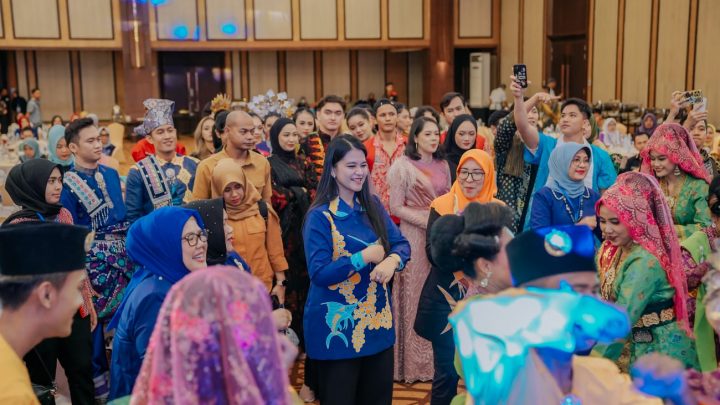 Kahiyang Ayu Hadiri Ladies Program, Kunjungi Stand UMKM Dekranasda