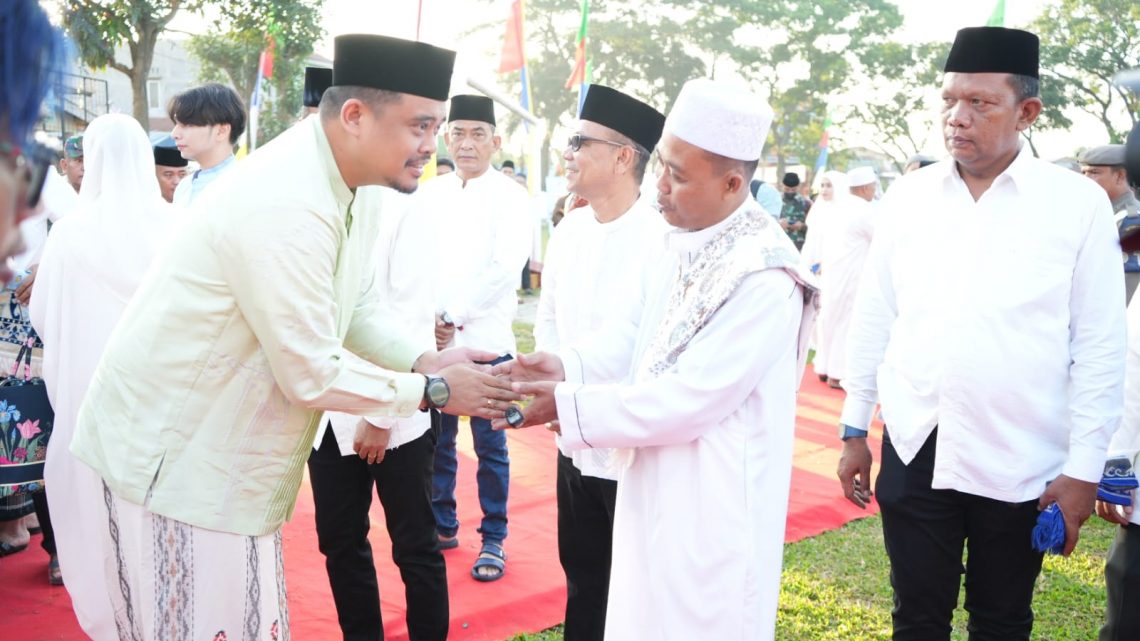 Wali Kota Medan Salat Idul Adha di Lapangan Bola Mabar