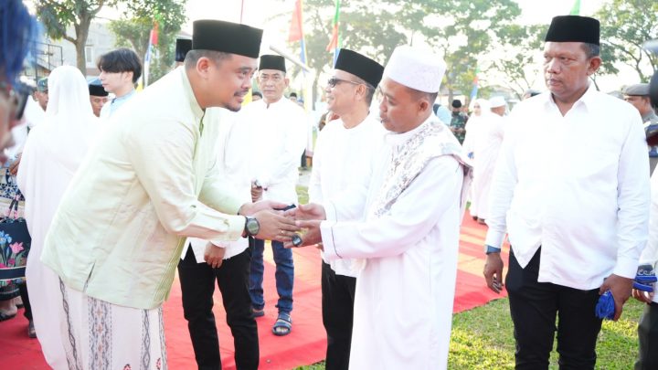 Wali Kota Medan Salat Idul Adha di Lapangan Bola Mabar