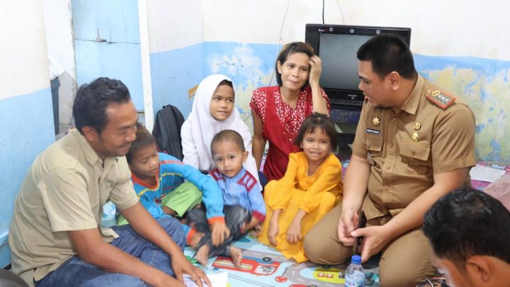 Camat Belawan Sampaikan Tali Asih Bobby Nasution Kepada Korban Begal