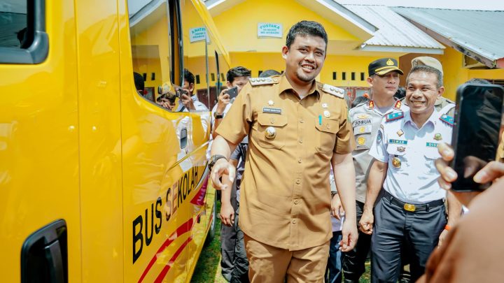 Bobby Nasution Serahkan 3 Unit Bus Sekolah