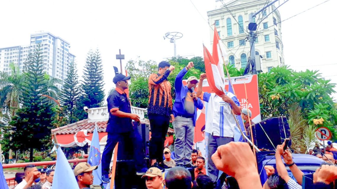 Bobby Nasution Naik Mobil Komando Terima Aspirasi Ratusan Pekerja Bobby Nasution Naik Mobil Komando Terima Aspirasi Ratusan Pekerja