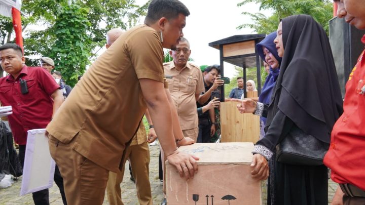 Bobby Nasution Serahkan Bantuan untuk Kelompok Usaha Bersama