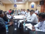 Warga Belawan menggelar aksi damai di kantor Perumda Tirtanadi, Medan, Senin, 16 Oktober 2023.