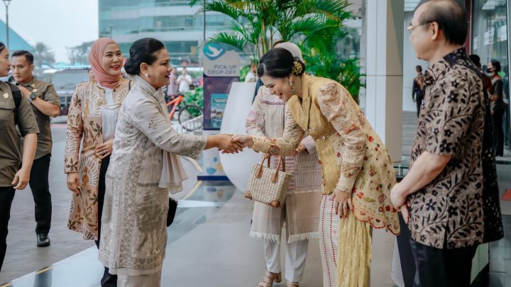 Kahiyang Ayu Perkenalkan Wastra Kota Medan di JFW 2023