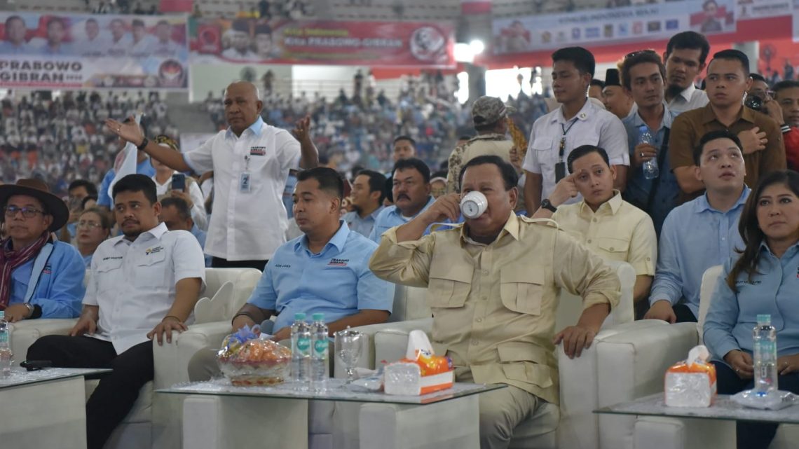 Prabowo Sosok Pemimpin Kedepankan Etika, Terbukti Minum Kopi Dengan Tangan Kanan Sambil Duduk di Depan Umum