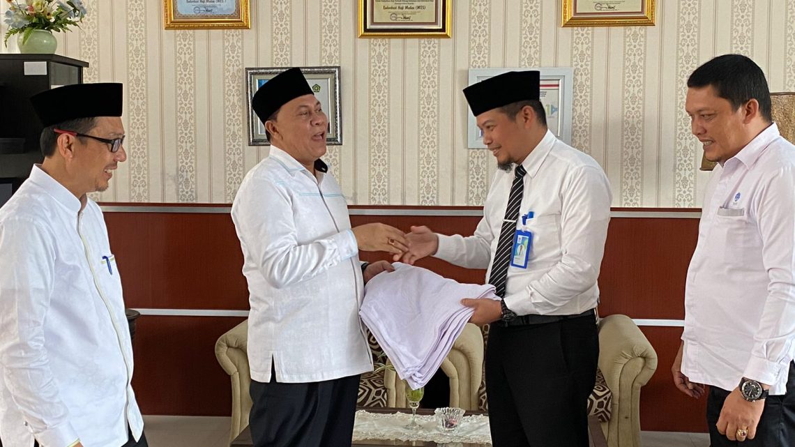 Plh Dirut Perumda Tirtanadi Serahkan 8624 Handuk Untuk Jamaah Haji Embarkasi Medan Plh Dirut Perumda Tirtanadi Serahkan 8624 Handuk Untuk Jamaah Haji Embarkasi Medan