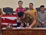 Walikota Medan Bobby Nasution menandatangani Persetujuan Bersama DPRD Kota Medan atas Ranperda Kota Medan tentang Insentif dan Kemudahan Penanaman Modal. (Ist)