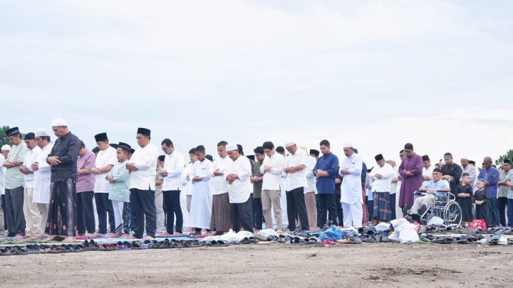 Wali Kota Medan Bersama Keluarga Salat Idul Adha di Lapangan Komplek Tasbih I