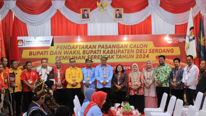 Naik Delman, Pasangan Asri Lom Lom Dihantar Seribu Orang Mendaftar ke KPU Deli Serdang