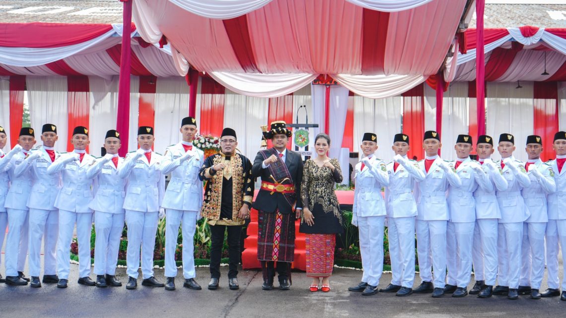 Berbusana Adat Mandailing, Bobby Nasution Pimpin Upacara HUT ke-79 Kemerdekaan RI Berbusana Adat Mandailing, Bobby Nasution Pimpin Upacara HUT ke-79 Kemerdekaan RI