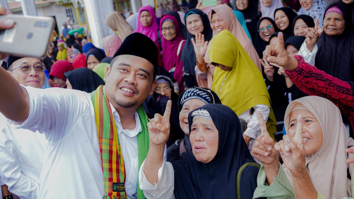 Ribuan Warga dan Jamaah Pengajian Pimpinan Tuan Nalomok Doakan Bobby Nasution Menang Ribuan Warga dan Jamaah Pengajian Pimpinan Tuan Nalomok Doakan Bobby Nasution Menang