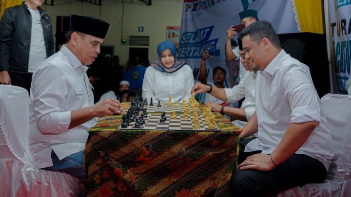 Meski Diguyur Hujan, Masyarakat Madina Padati Lokasi Turnamen Catur Bobby-Surya Cup