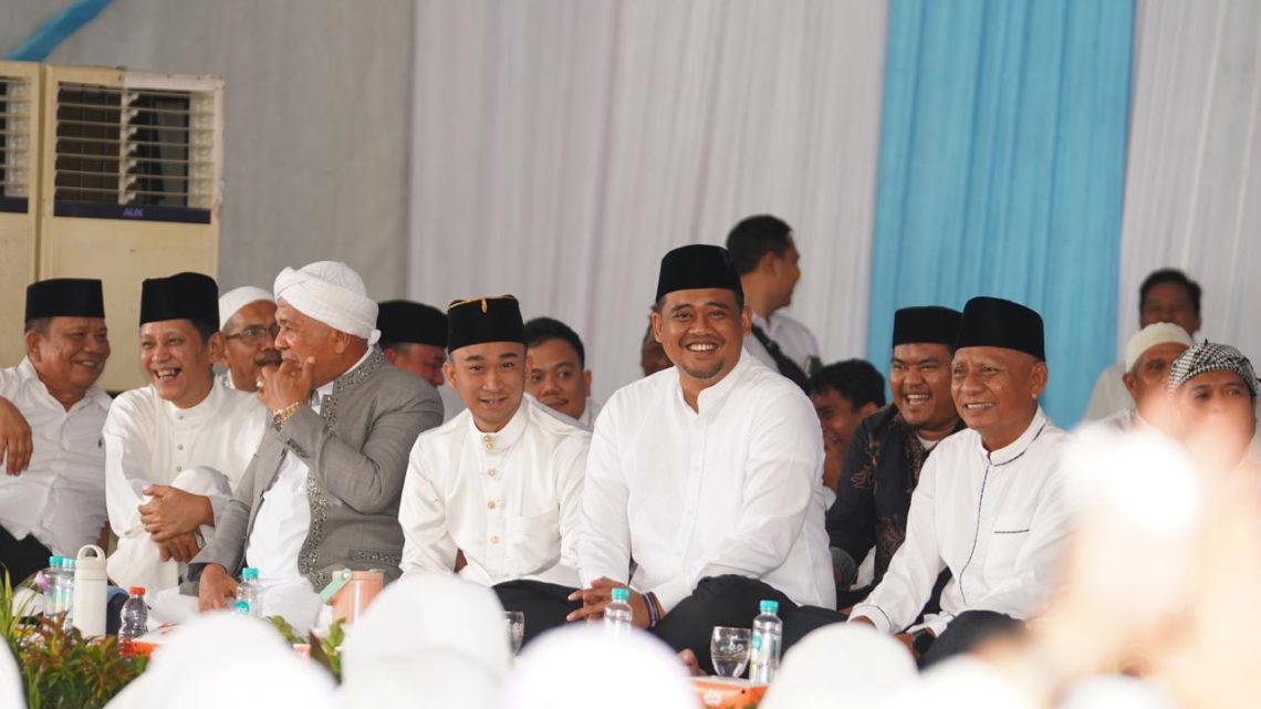 Suara Takbir Bergema, Ribuan Jamaah Sambut Bobby-Surya di Istana Maimun