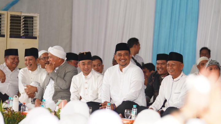 Suara Takbir Bergema, Ribuan Jamaah Sambut Bobby-Surya di Istana Maimun