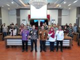 Plt Wali Kota Medan H. Aulia Rachman diwakili Asisten Administrasi Umum Setda Kota Medan Ferri Ichsan foto bersama usai acara Sosialisasi Keamanan Siber bertempat di Kantor Wali Kota Medan, Kamis (7/11). (foto/humaspemko)