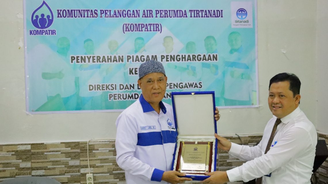 Direksi Perumda Tirtanadi Terima Penghargaan dari Kompatir Direksi Perumda Tirtanadi Terima Penghargaan dari Kompatir