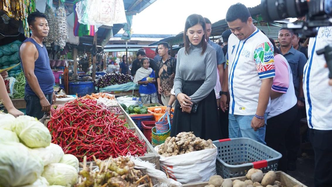 Bobby Nasution Bersama Istri Tinjau dan Belanja di Pasar Pagi Gunungsitoli