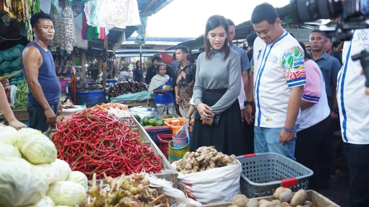 Bobby Nasution Bersama Istri Tinjau dan Belanja di Pasar Pagi Gunungsitoli