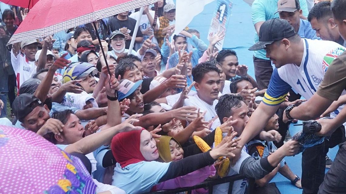 Meski Diguyur Hujan, Masyarakat P. Siantar Antusias Sambut Bobby Nasution