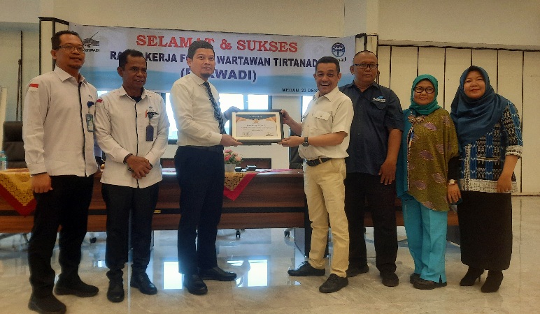 Buka Raker Forwadi, Ewin Putra Siap Kolaborasi dengan Wartawan Jadikan Perumda Tirtanadi Lebih Baik Buka Raker Forwadi, Ewin Putra Siap Kolaborasi dengan Wartawan Jadikan Perumda Tirtanadi Lebih Baik