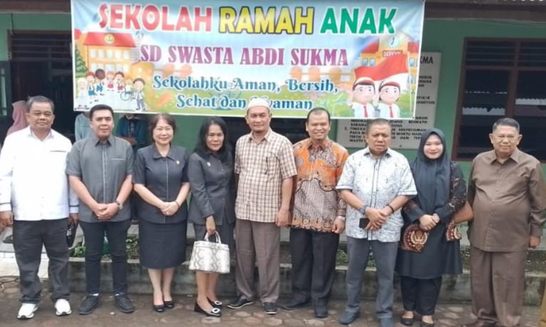 Komisi II Datangi Sekolah Siswa Disuruh Duduk Di Lantai Karena Menunggak SPP Komisi II Datangi Sekolah Siswa Disuruh Duduk Di Lantai Karena Menunggak SPP