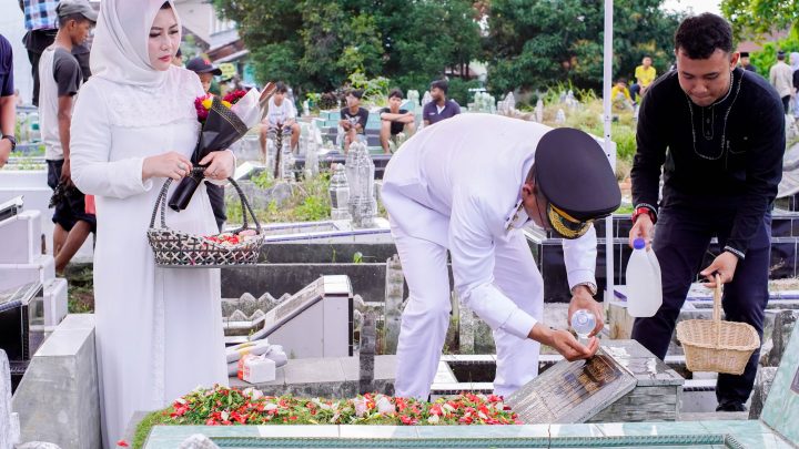 Wakil Wali Kota Medan Ziarah ke Makam Orangtua, : Do’a Almarhumah Buat Saya Berada di Titik ini