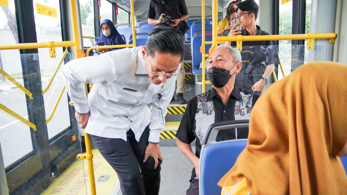 Rico Waas Pergi Kerja ke Balai Kota Naik Bus Listrik Rico Waas Pergi Kerja ke Balai Kota Naik Bus Listrik