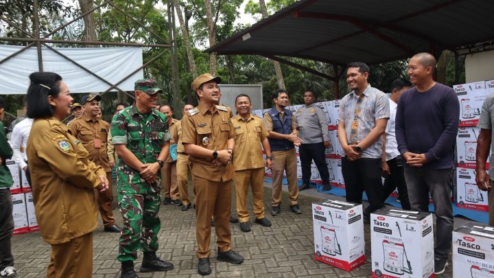 Tingkatkan Ketahanan Pangan, Wali Kota Tebing Tinggi Serahkan Alat Mesin Pertanian Kepada Kelompok Tani