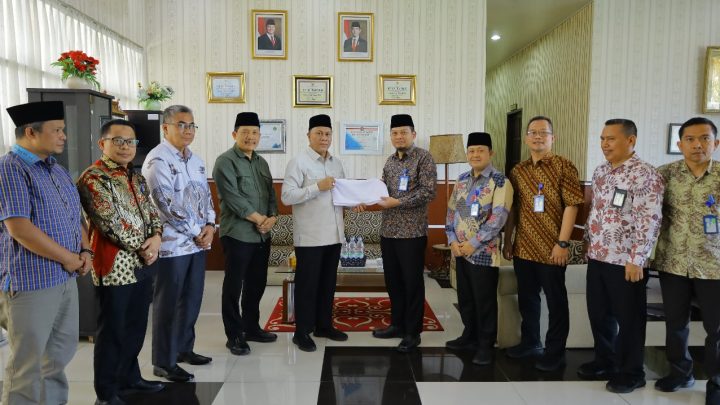 Perumda Tirtanadi Serahkan 8.328 Handuk Untuk Jamaah Haji Embarkasi Medan