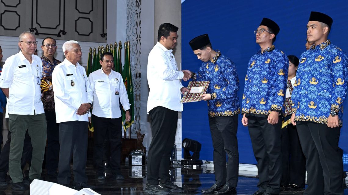 Serahkan 692 SK CPNS Pemprov Sumut, Bobby Nasution Ingatkan Tugas Sebagai Pelayan Masyarakat Serahkan 692 SK CPNS Pemprov Sumut, Bobby Nasution Ingatkan Tugas Sebagai Pelayan Masyarakat