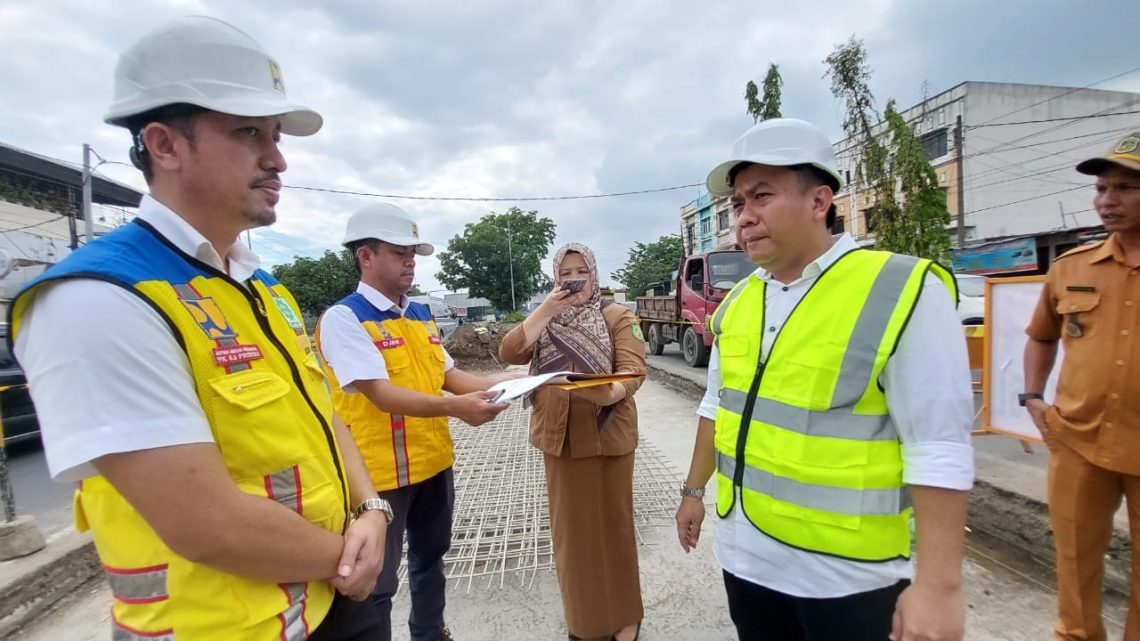 Zulkarnaen Tinjau Penataan Median Jalan di Simpang Tol Bandar Selamat Zulkarnaen Tinjau Penataan Median Jalan di Simpang Tol Bandar Selamat