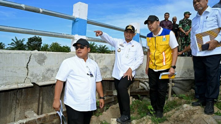 Tinjau Dua Tanggul di Batubara, Bobby Nasution Pastikan Normalisasi Tanggul Jebol Segera Dilakukan