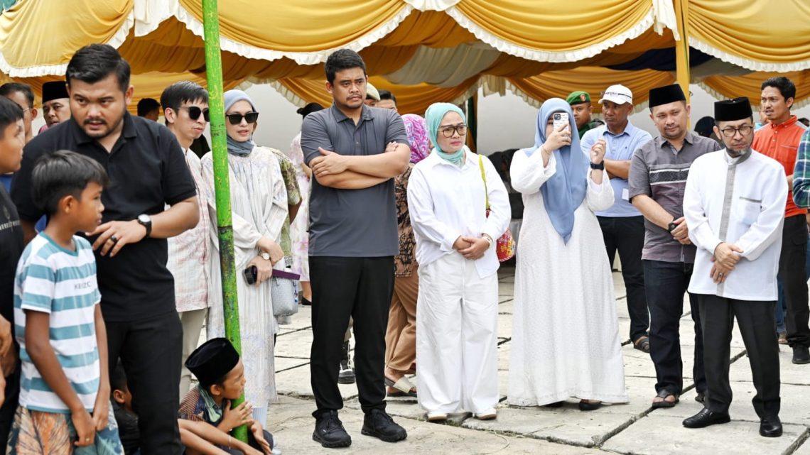 Bobby Nasution Saksikan Penyembelihan Kurban di Kampung Nelayan Bobby Nasution Saksikan Penyembelihan Kurban di Kampung Nelayan