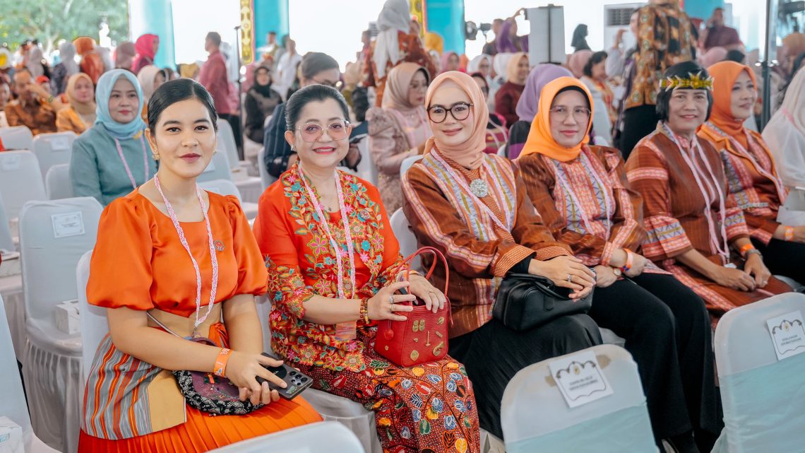 HUT ke-45 Dekranas di Balikpapan, Stand Sumut Pamerkan Tas, Songket, Baju Motif Khas Daerah HUT ke-45 Dekranas di Balikpapan, Stand Sumut Pamerkan Tas, Songket, Baju Motif Khas Daerah