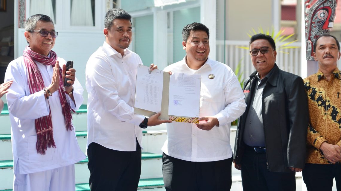Bobby Nasution Serahkan Aset Bangunan Rumah Dinas ke Pemkab Samosir Bobby Nasution Serahkan Aset Bangunan Rumah Dinas ke Pemkab Samosir
