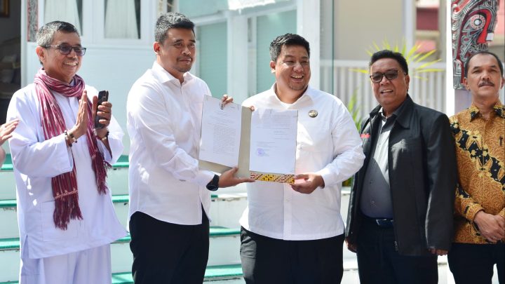 Bobby Nasution Serahkan Aset Bangunan Rumah Dinas ke Pemkab Samosir