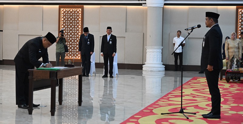 Gubernur Bobby Nasution Lantik Lima Pejabat Eselon II
