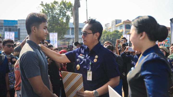 Rico Waas Bantu Siswa Tunggak Biaya Pendidikan