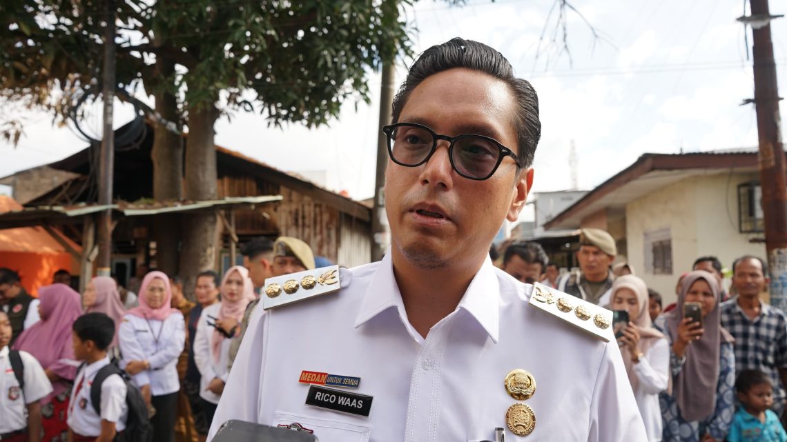 Rico Waas Berikan Bantuan Kepada Korban Kebakaran di Jalan Tuba II
