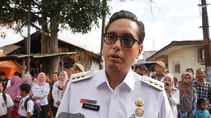 Rico Waas Berikan Bantuan Kepada Korban Kebakaran di Jalan Tuba II