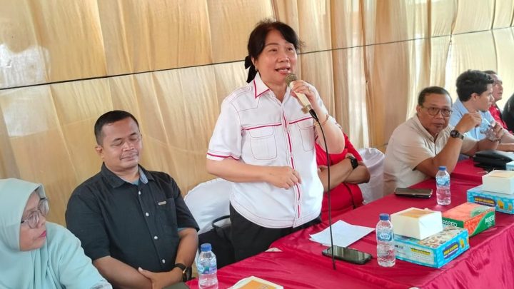 Dr. Lily Prihatin, Bantuan Buku Bacaan di SMPN 10 Medan Satu Untuk Berdua