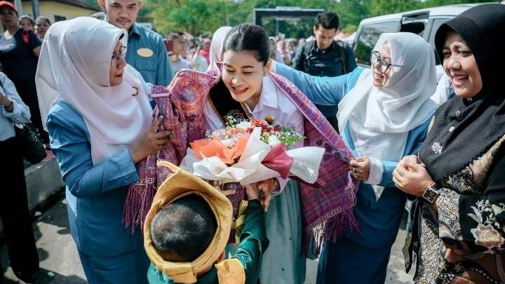 Kahiyang Ayu Ajak Anak Amalkan Ikrar Kebiasaan Anak Indonesia Hebat di Kampung Ceria Anak Merdeka 2025
